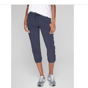 Athleta La Viva Capri on Navy. Size 4